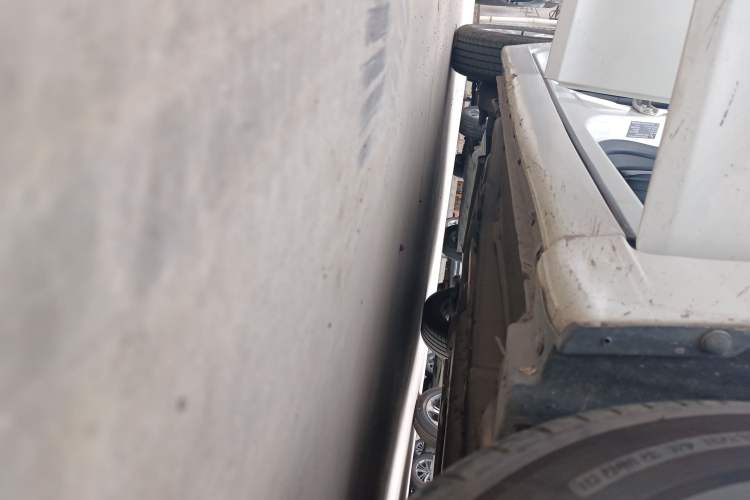 Used Chevrolet Cruze 2015 Hatchback 1.6L Manual Comfort Edition Right Side Sill