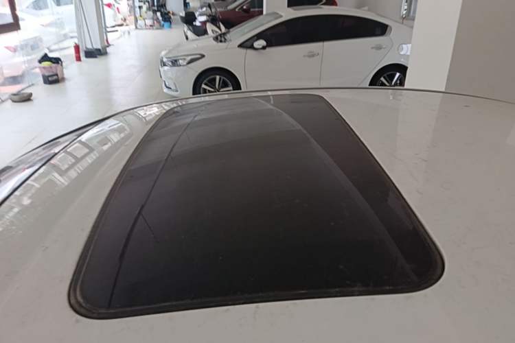 Used Chevrolet Cruze 2015 1.5L Classic SE MT Roof