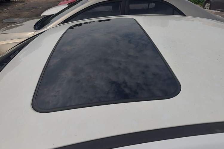 Used Chevrolet Cruze 2015 1.5L Classic SE MT Roof