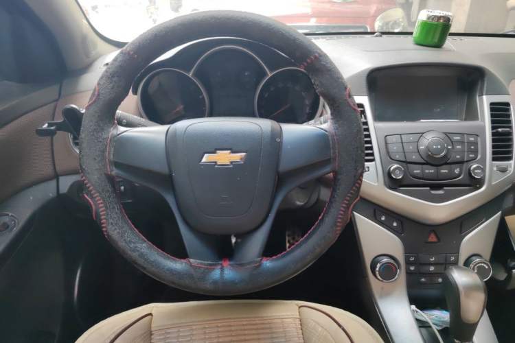 Used Chevrolet Cruze 2015 Hatchback 1.6L Automatic Comfort Edition Steering Wheel