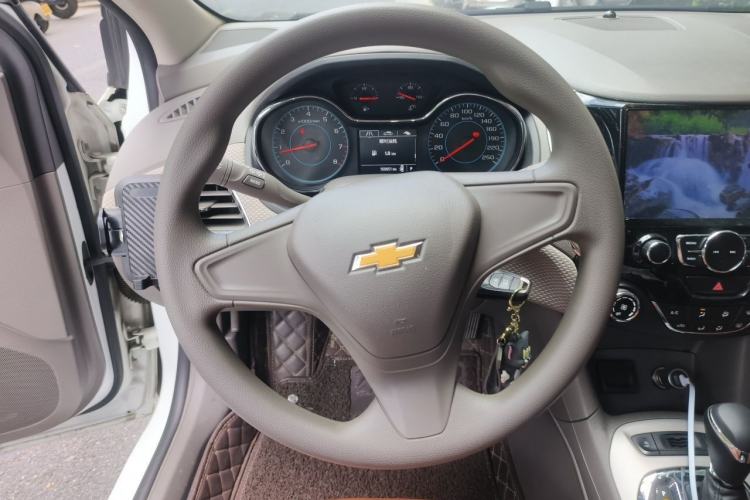 Used Chevrolet Cruze 2015 1.5L Automatic Fashion Navigation Edition Steering Wheel