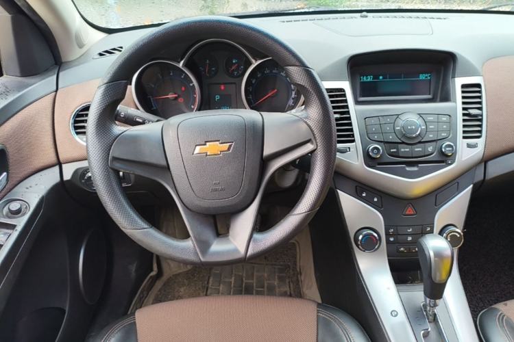Used Chevrolet Cruze 2015 Hatchback 1.6L Automatic Comfort Edition Steering Wheel