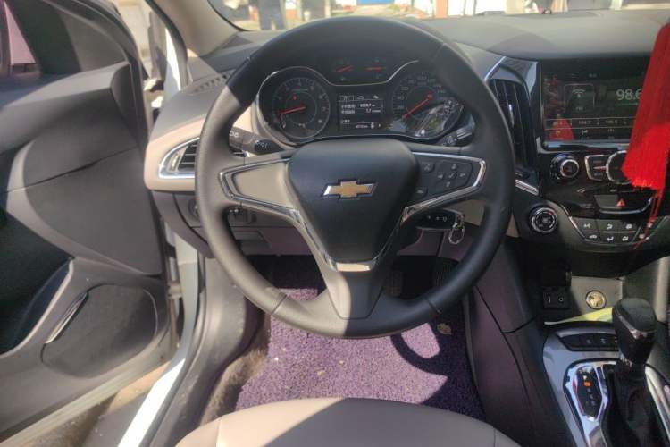 Used Chevrolet Cruze 2015 1.5L Automatic Luxury Edition Steering Wheel