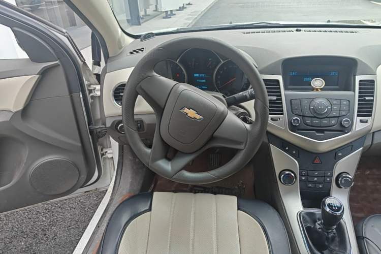 Used Chevrolet Cruze 2015 1.5L Classic SL MT Steering Wheel