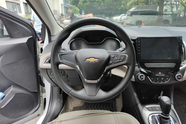 Used Chevrolet Cruze 2015 1.5L Automatic Luxury Edition Steering Wheel