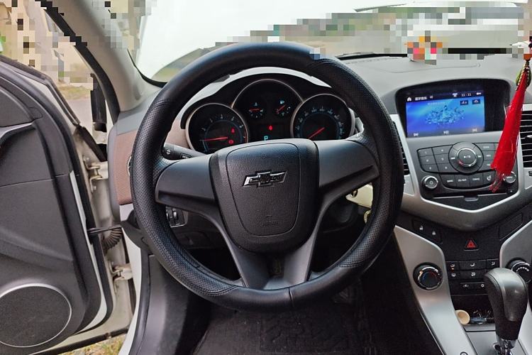 Used Chevrolet Cruze 2015 Hatchback 1.6L Automatic Comfort Edition Steering Wheel