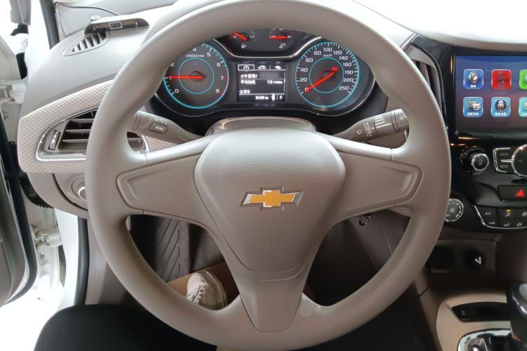 Used Chevrolet Cruze 2015 1.5L Automatic Fashion Navigation Edition Steering Wheel