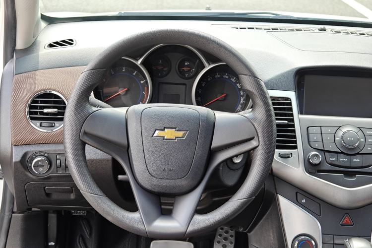 Used Chevrolet Cruze 2015 Hatchback 1.6L Automatic Comfort Edition Steering Wheel