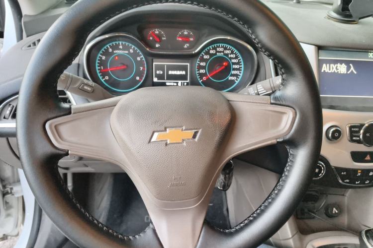 Used Chevrolet Cruze 2015 1.5L Automatic Fashion Navigation Edition Steering Wheel