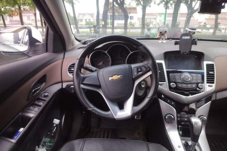 Used Chevrolet Cruze 2015 Hatchback 1.6L Automatic Comfort Edition Steering Wheel