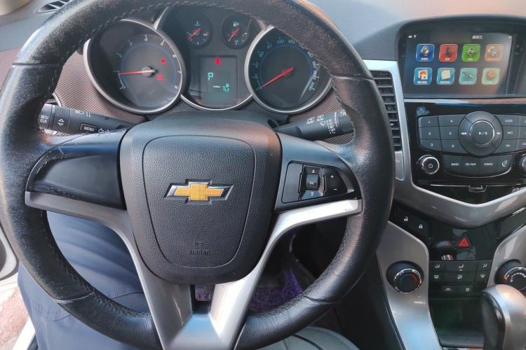 Used Chevrolet Cruze 2015 Hatchback 1.6L Automatic Comfort Edition Steering Wheel