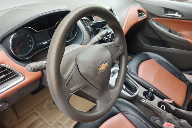 Used Chevrolet Cruze 2015 1.5L Automatic Fashion Navigation Edition Steering Wheel