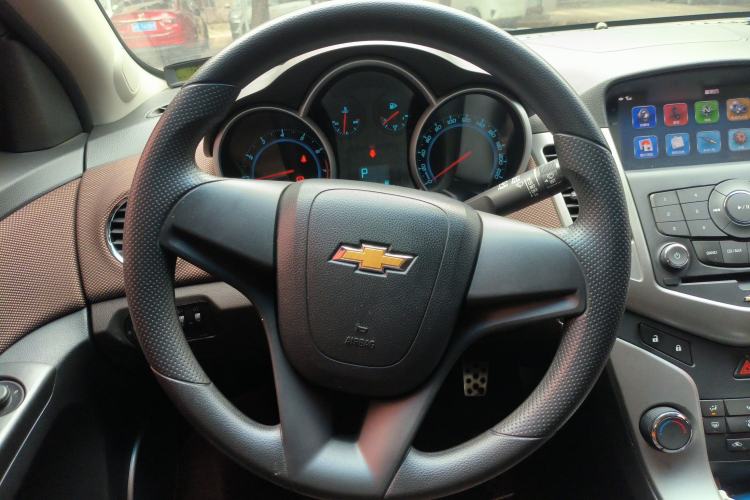 Used Chevrolet Cruze 2015 Hatchback 1.6L Automatic Comfort Edition Steering Wheel