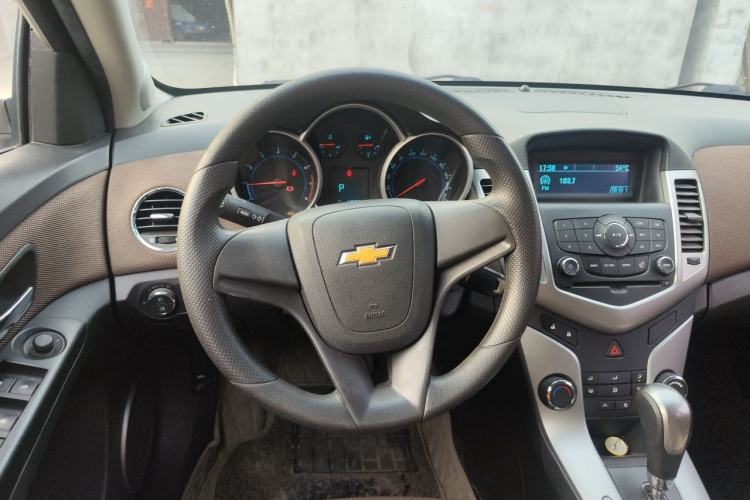 Used Chevrolet Cruze 2015 Hatchback 1.6L Automatic Comfort Edition Steering Wheel