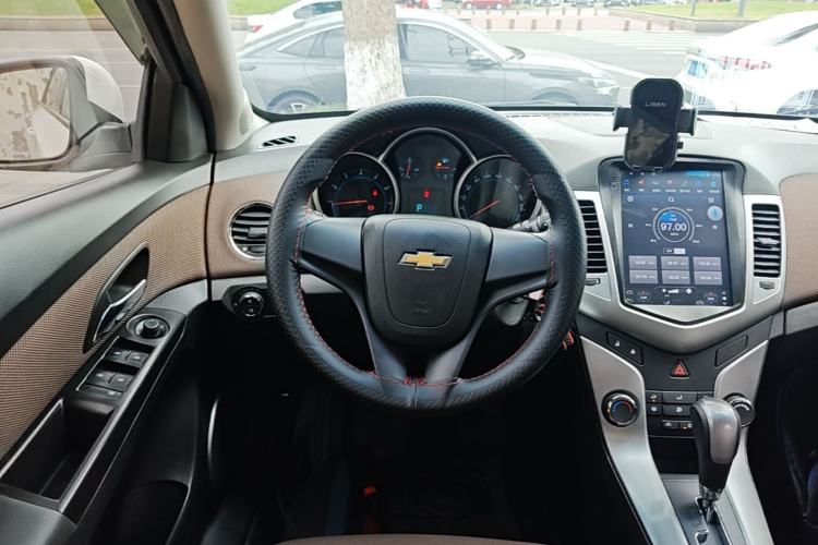 Used Chevrolet Cruze 2015 Hatchback 1.6L Automatic Comfort Edition Steering Wheel