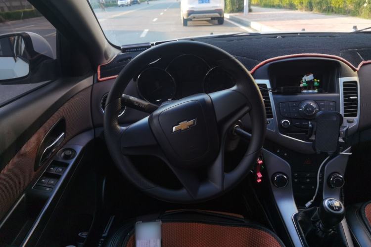 Used Chevrolet Cruze 2015 Hatchback 1.6L Manual Comfort Edition Steering Wheel