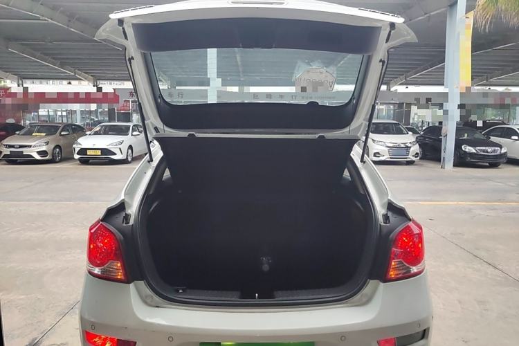 Used Chevrolet Cruze 2015 Hatchback 1.6L Manual Comfort Edition Trunk