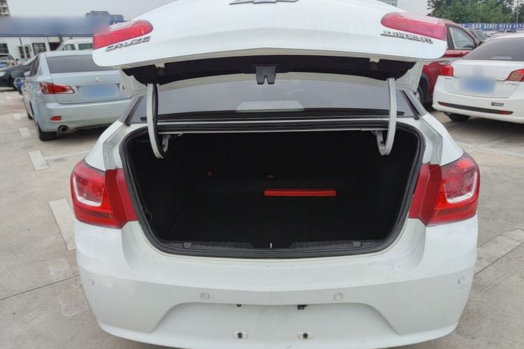 Used Chevrolet Cruze 2015 1.5L Classic SE MT Trunk