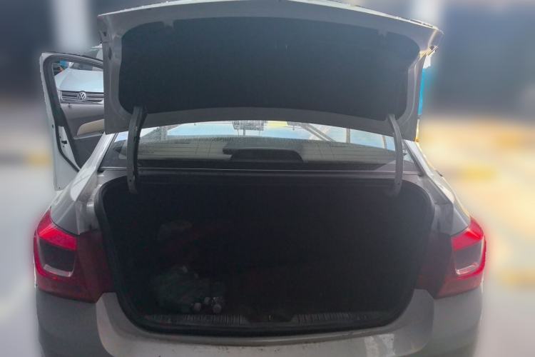 Used Chevrolet Cruze 2015 1.5L Classic SE MT Trunk