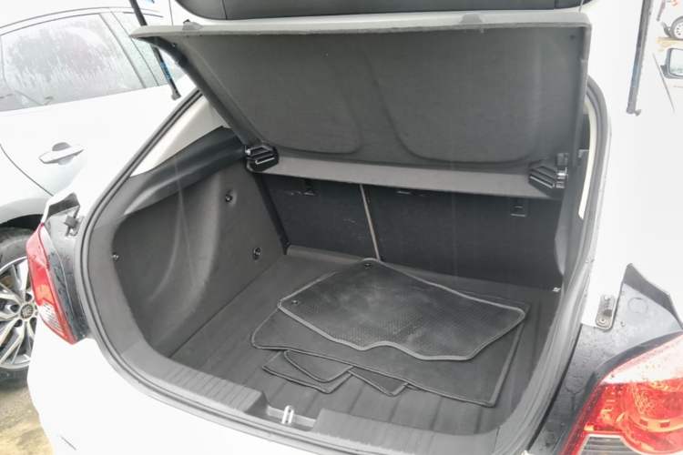 Used Chevrolet Cruze 2015 Hatchback 1.6L Automatic Comfort Edition Trunk