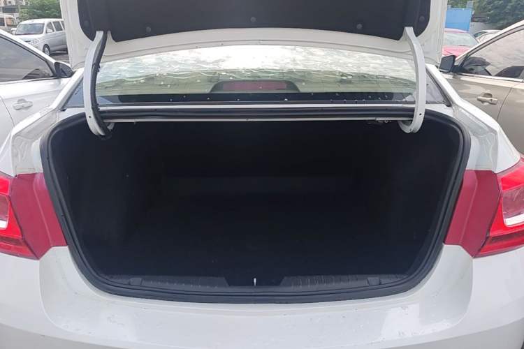 Used Chevrolet Cruze 2015 1.5L Classic SE MT Trunk
