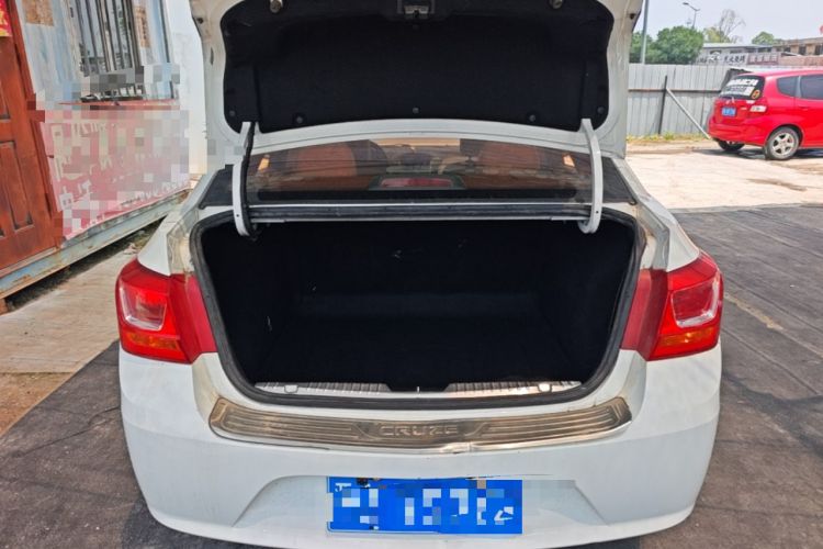 Used Chevrolet Cruze 2015 1.5L Classic SE MT Trunk