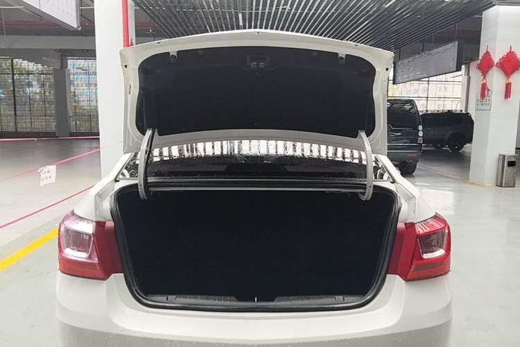 Used Chevrolet Cruze 2015 1.5L Classic SE MT Trunk