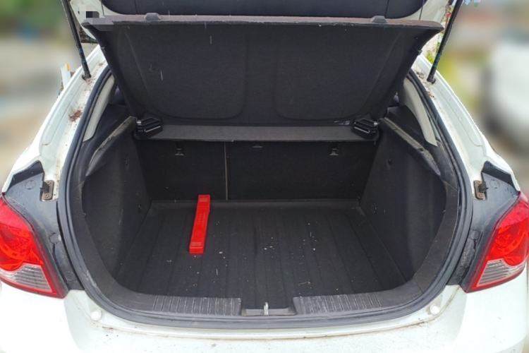 Used Chevrolet Cruze 2015 Hatchback 1.6L Automatic Comfort Edition Trunk