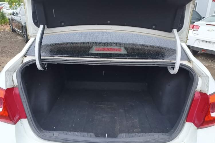 Used Chevrolet Cruze 2015 1.5L Classic SE MT Trunk