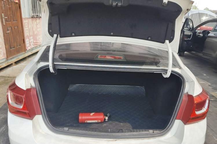 Used Chevrolet Cruze 2015 1.5L Classic SE MT Trunk