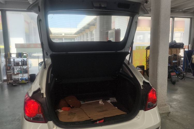 Used Chevrolet Cruze 2015 Hatchback 1.6L Automatic Comfort Edition Trunk