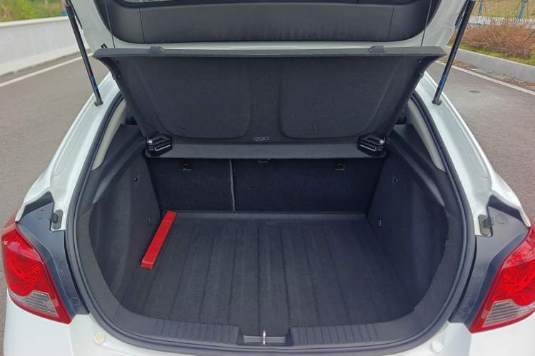 Used Chevrolet Cruze 2015 Hatchback 1.6L Automatic Comfort Edition Trunk