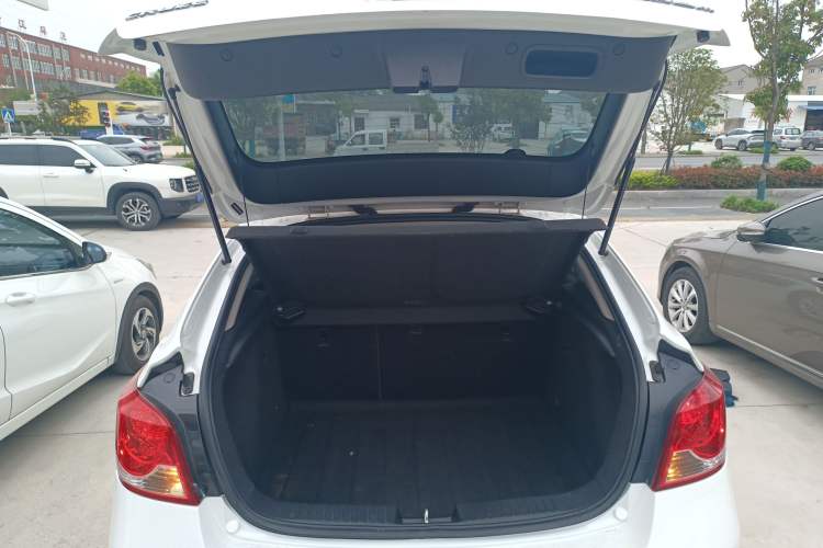 Used Chevrolet Cruze 2015 Hatchback 1.6L Manual Comfort Edition Trunk