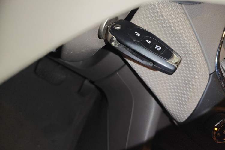 Used Chevrolet Cruze 2015 1.5L Automatic Fashion Navigation Edition Vehicle Key