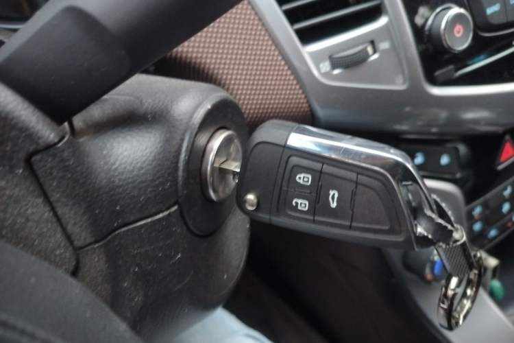 Used Chevrolet Cruze 2015 Hatchback 1.6L Automatic Comfort Edition Vehicle Key