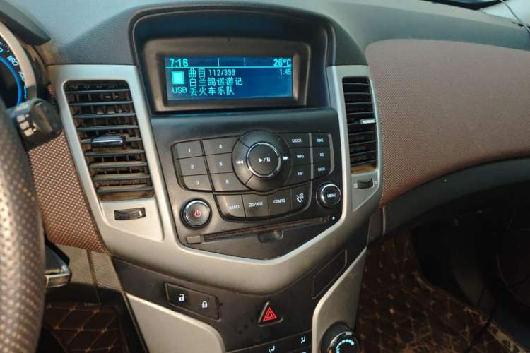Used Chevrolet Cruze 2015 Hatchback 1.6L Manual Comfort Edition Audio And AC Panel