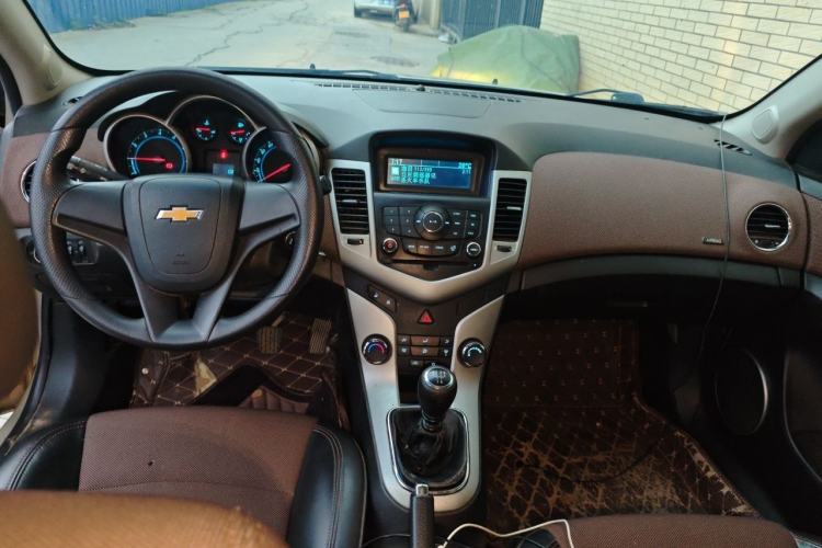 Used Chevrolet Cruze 2015 Hatchback 1.6L Manual Comfort Edition Center Console