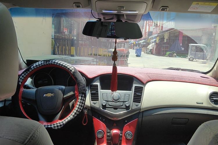 Used Chevrolet Cruze 2015 1.5L Classic SE AT Center Console