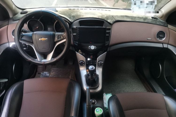 Used Chevrolet Cruze 2015 Hatchback 1.6L Manual Comfort Edition Center Console