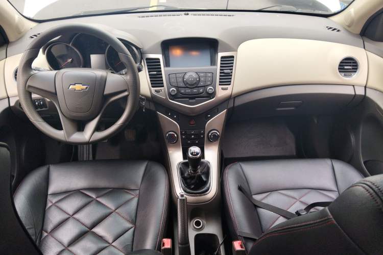 Used Chevrolet Cruze 2015 1.5L Classic SL MT Center Console