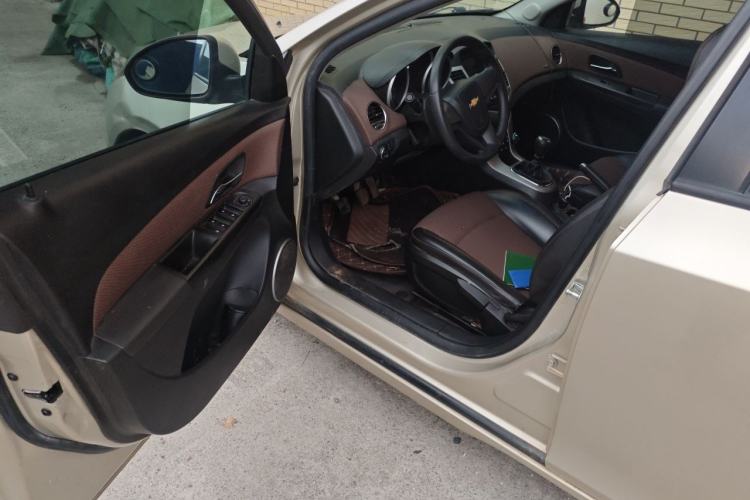Used Chevrolet Cruze 2015 Hatchback 1.6L Manual Comfort Edition Driver Seat