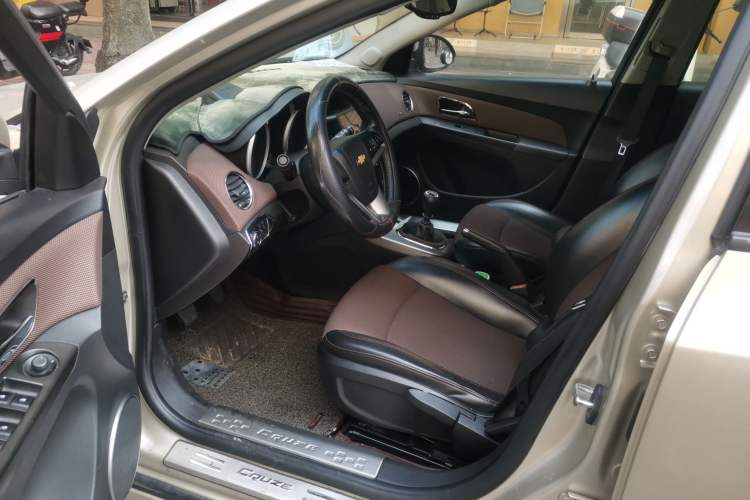 Used Chevrolet Cruze 2015 Hatchback 1.6L Manual Comfort Edition Driver Seat