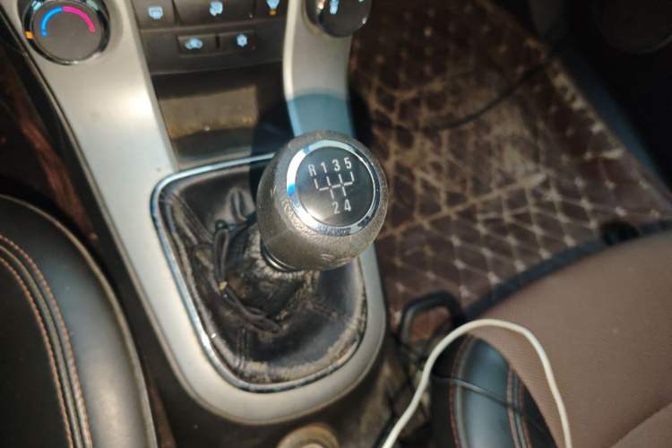 Used Chevrolet Cruze 2015 Hatchback 1.6L Manual Comfort Edition Gear Lever