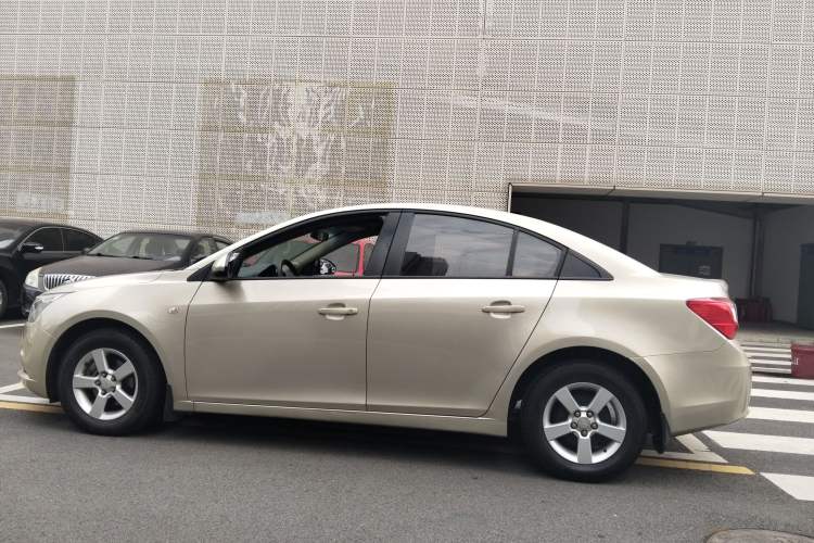 Used Chevrolet Cruze 2015 1.5L Classic SL MT Left Side