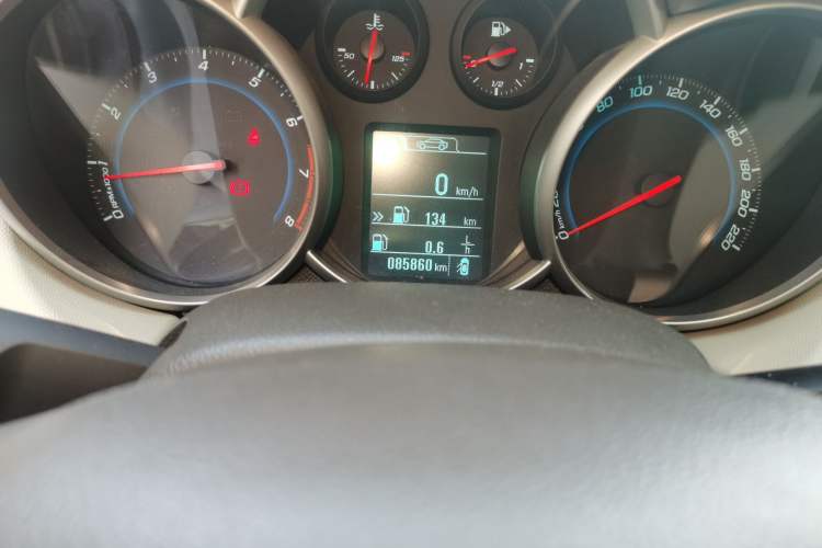 Used Chevrolet Cruze 2015 1.5L Classic SL MT Odometer Close Up