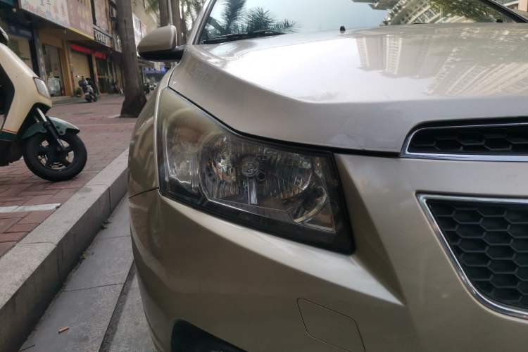 Used Chevrolet Cruze 2015 Hatchback 1.6L Manual Comfort Edition Right Front Headlight