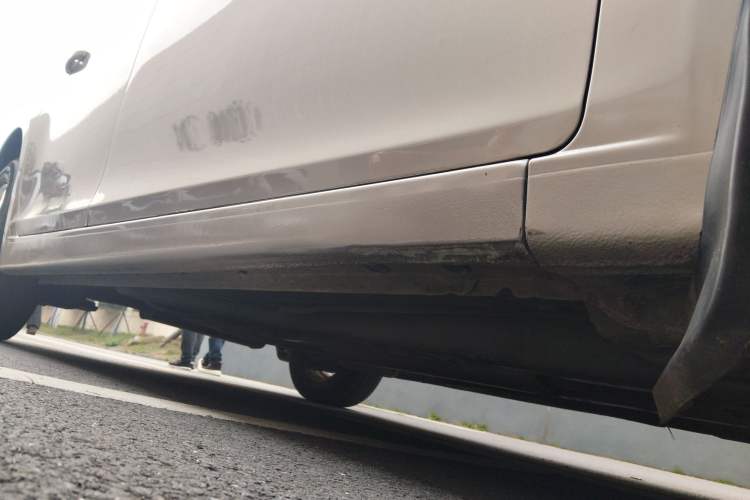 Used Chevrolet Cruze 2015 1.5L Classic SL MT Right Side Sill