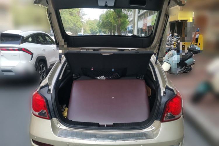 Used Chevrolet Cruze 2015 Hatchback 1.6L Manual Comfort Edition Trunk
