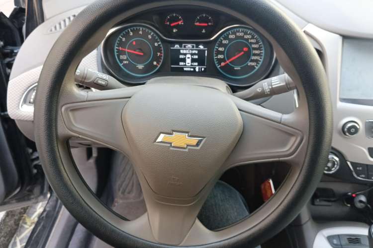 Used Chevrolet Cruze 2016 1.5L Automatic Stylish Sunroof Version Steering Wheel