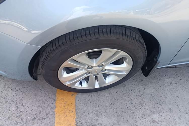 Used Chevrolet Cruze 2016 1.5L Automatic Luxury Edition Left Front Wheel Hub